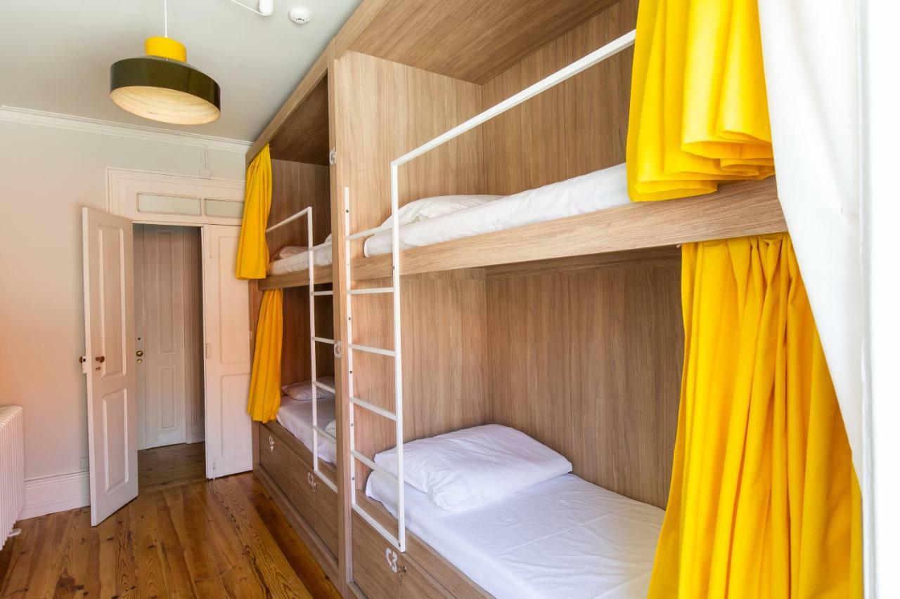 Cama num Dormitório Misto com 4 Camas